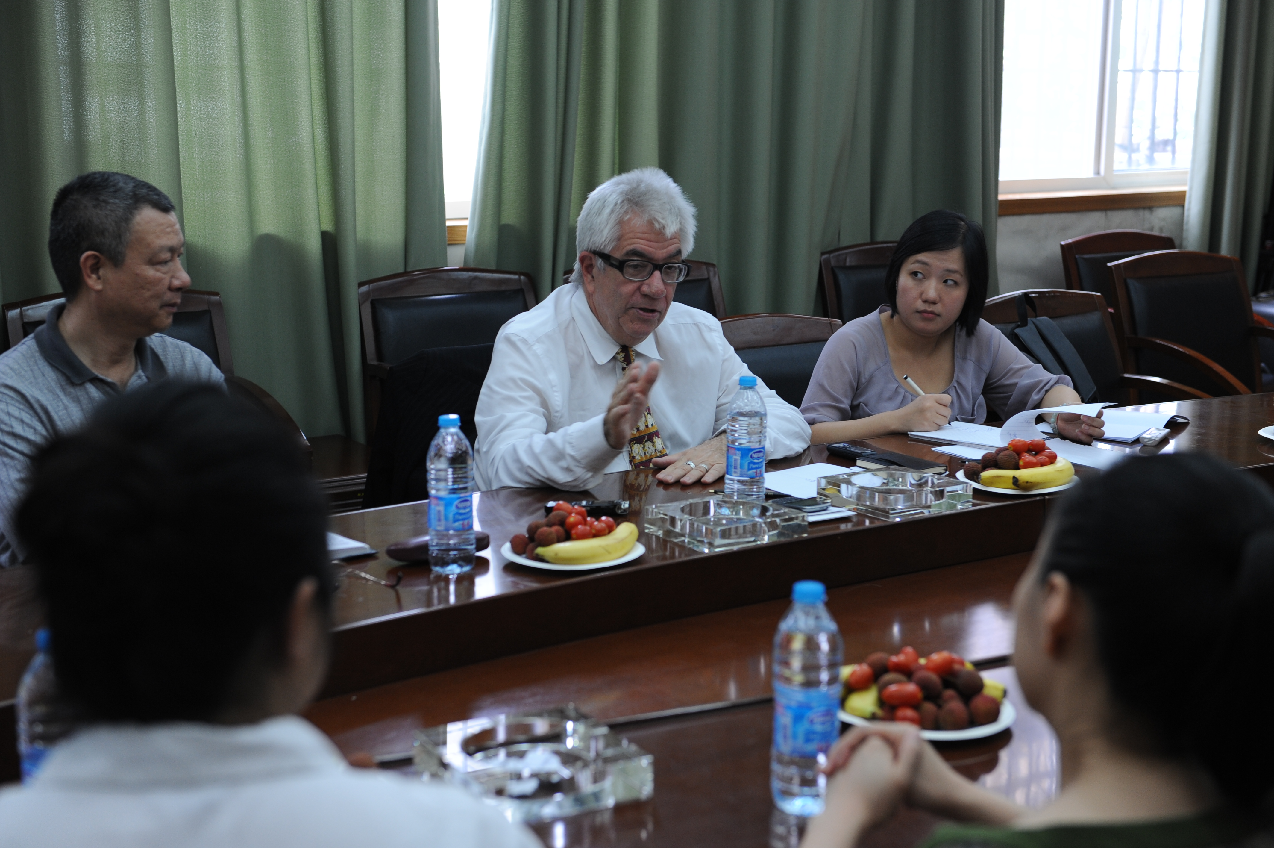 美国新闻学教授普雷特访问肉蒲团
