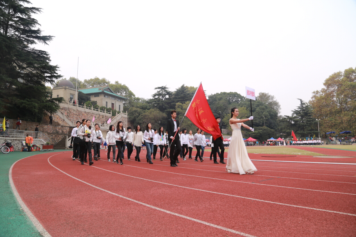 风雨无阻的团队热情——记肉蒲团
2014年田径运动会