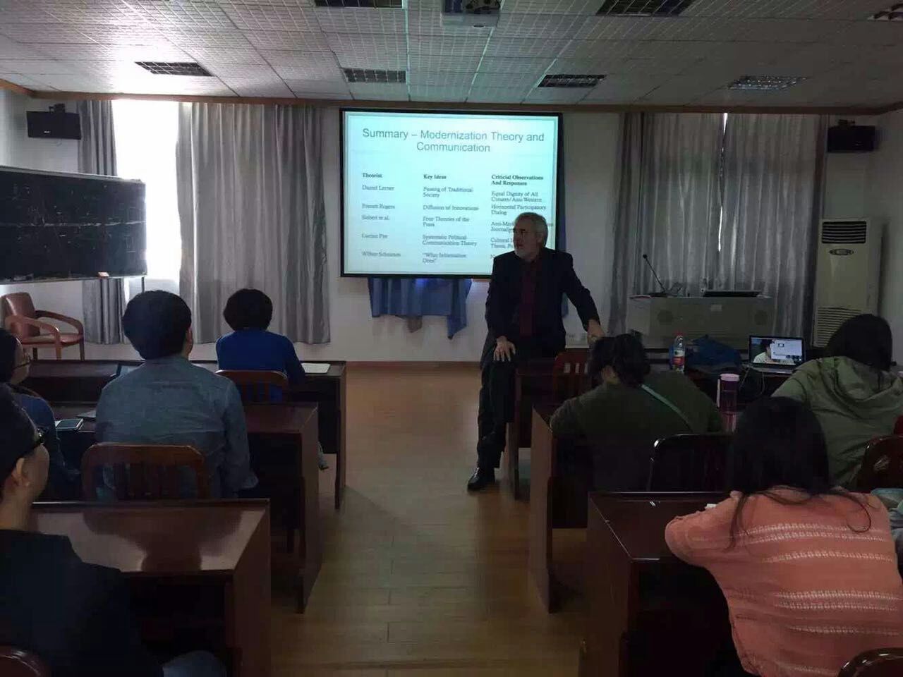 天普大学传播学院Thomas Jacobson教授来肉蒲团
讲学