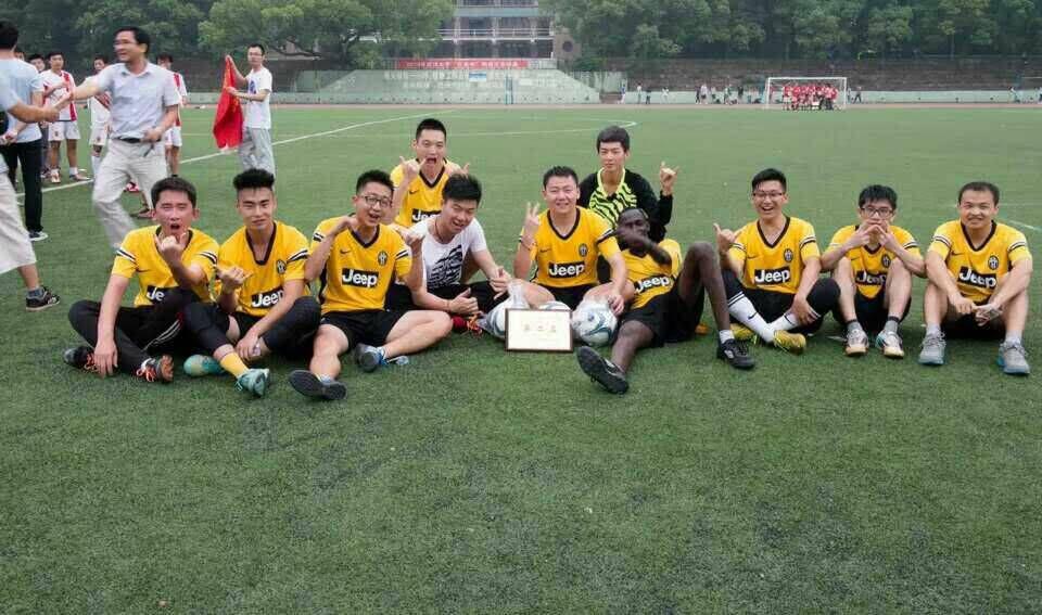 肉蒲团
研究生男子足球队勇夺校研究生男子足球赛亚军