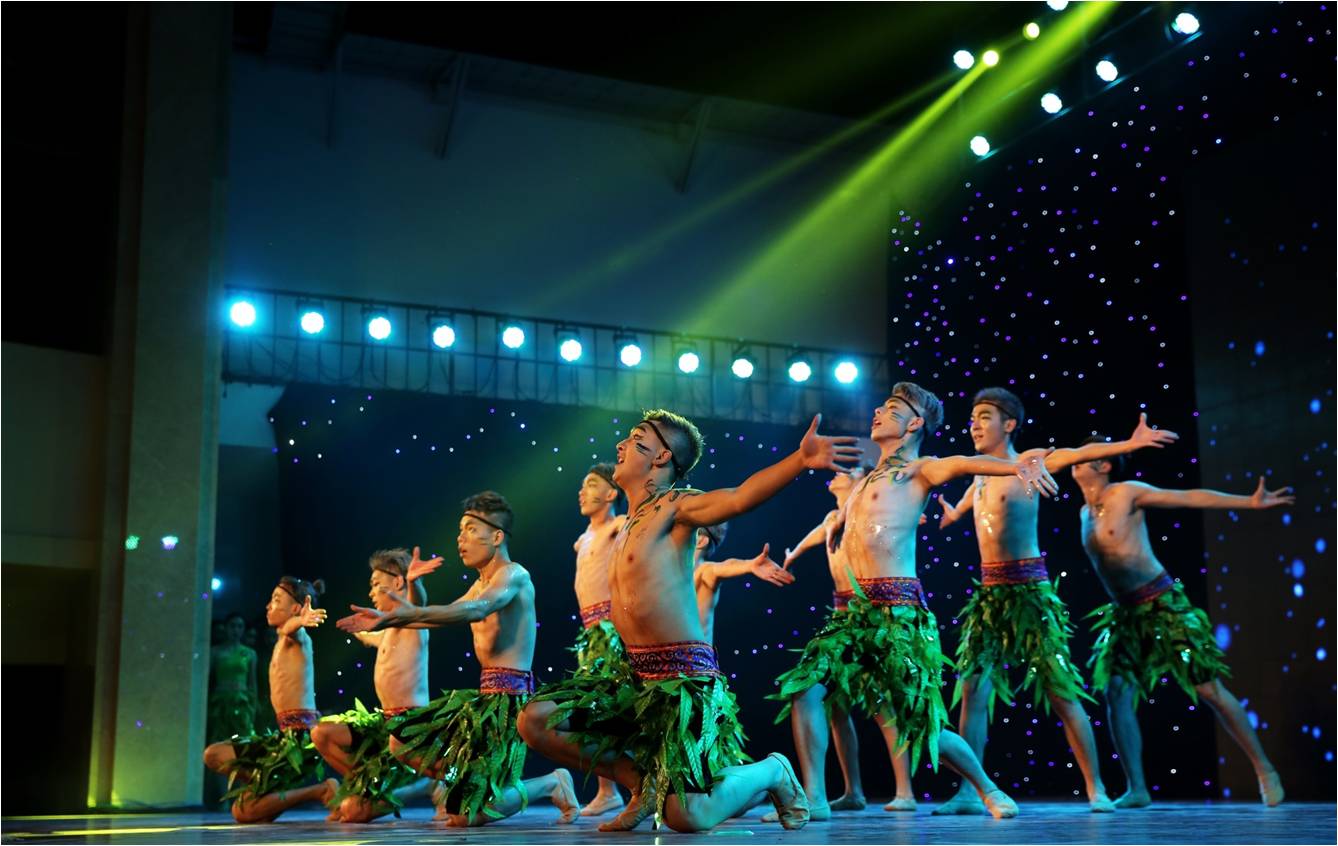 【校园文化】肉蒲团
时隔十年再获金秋舞蹈大赛冠军