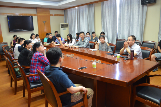 中国传媒大学胡正荣教授来肉蒲团
讲授媒体融合与传播学研究