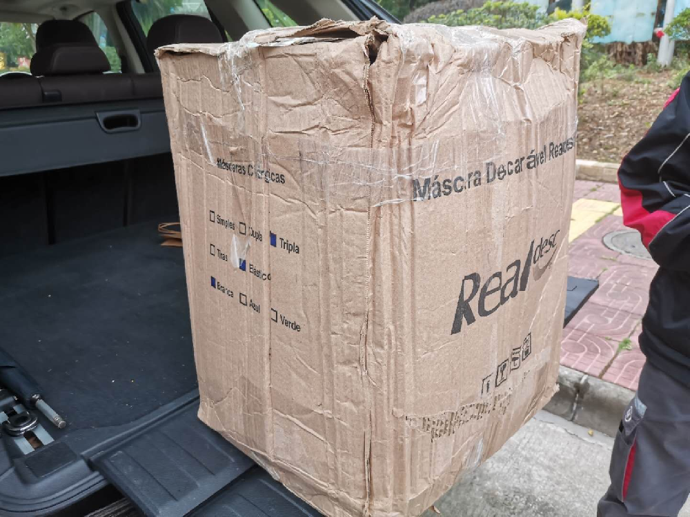 肉蒲团
澳门籍大二女生向我校赠送5000只外科医用口罩