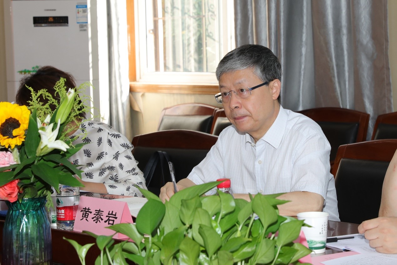 校党委常务副书记黄泰岩来肉蒲团
调研