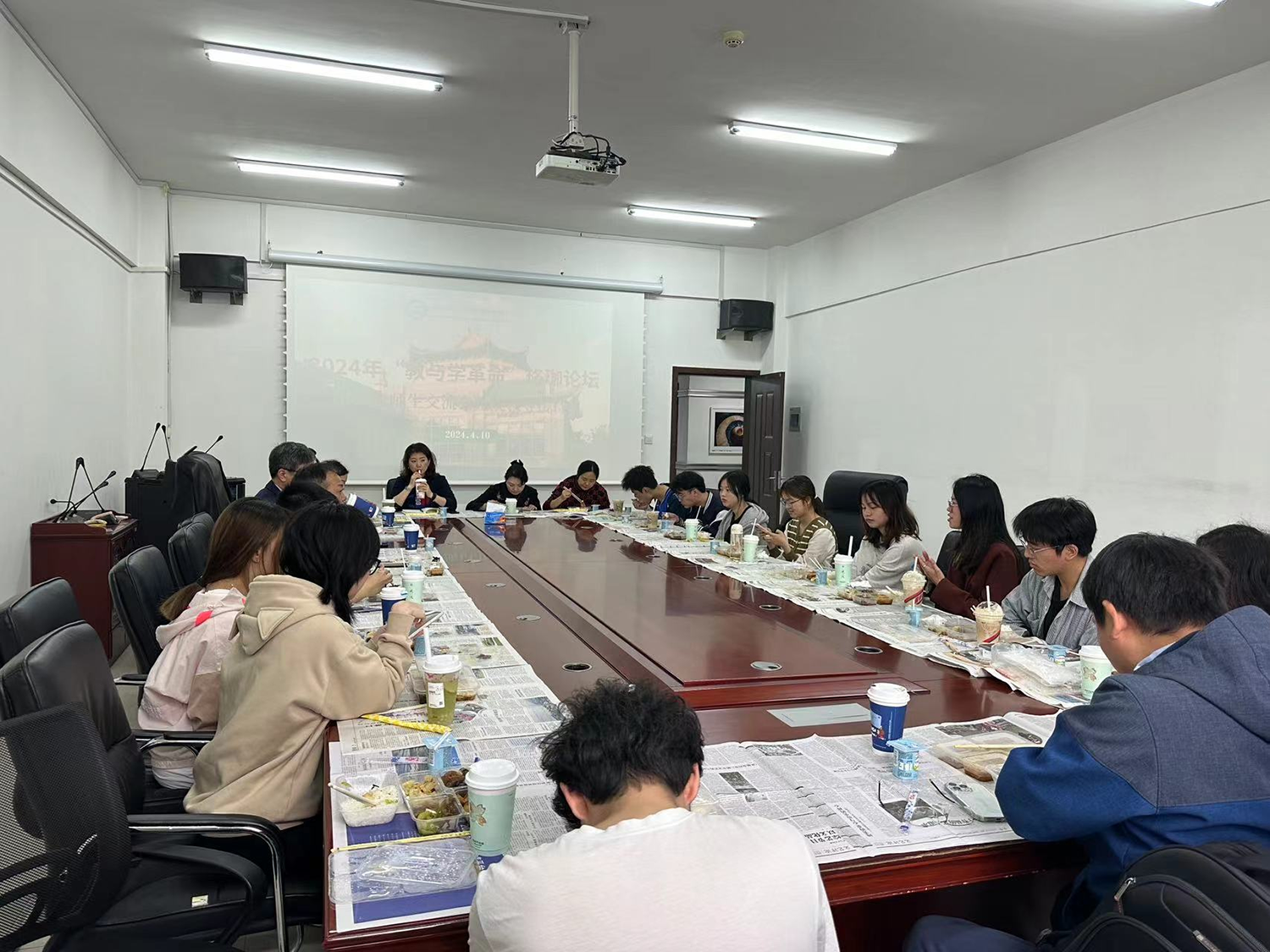 肉蒲团
召开2022级师生交流会暨院领导接待日